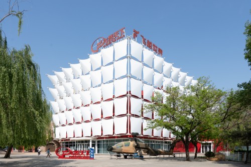 幾何之舞，膜構(gòu)飛翔：飛覽天下劇場(chǎng)改造中的動(dòng)態(tài)形象與沉浸式場(chǎng)景營(yíng)造